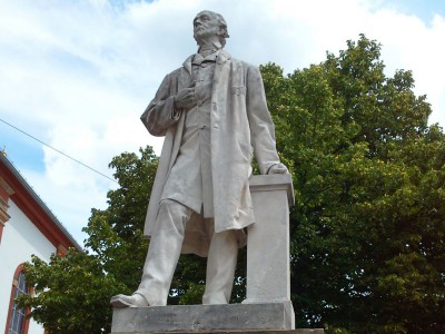 Das Bild zeigt die Statue von König Ludwig auf dem Ludwigsplatz